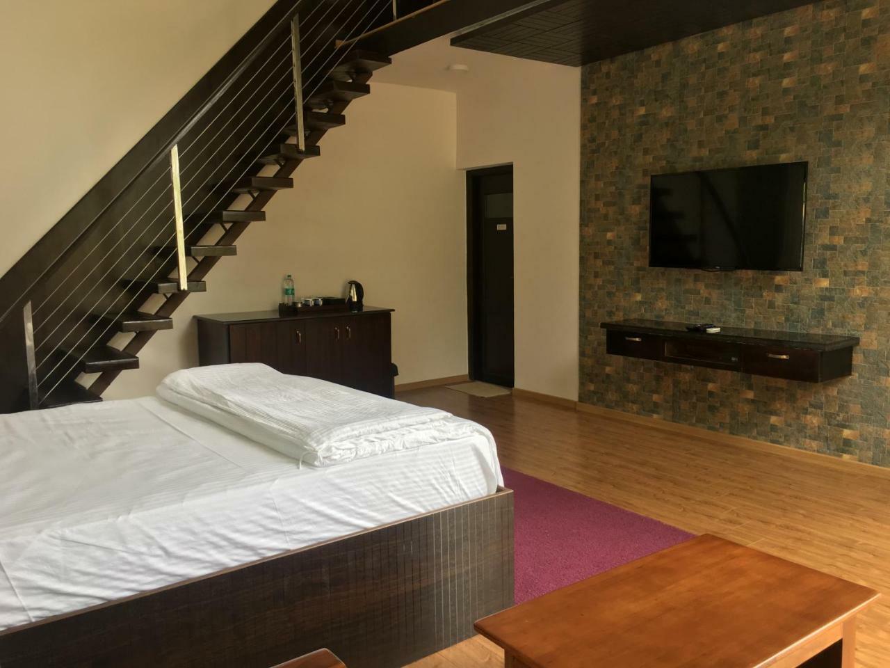 Silvertip Cafe & Homestay Kotagiri Bagian luar foto
